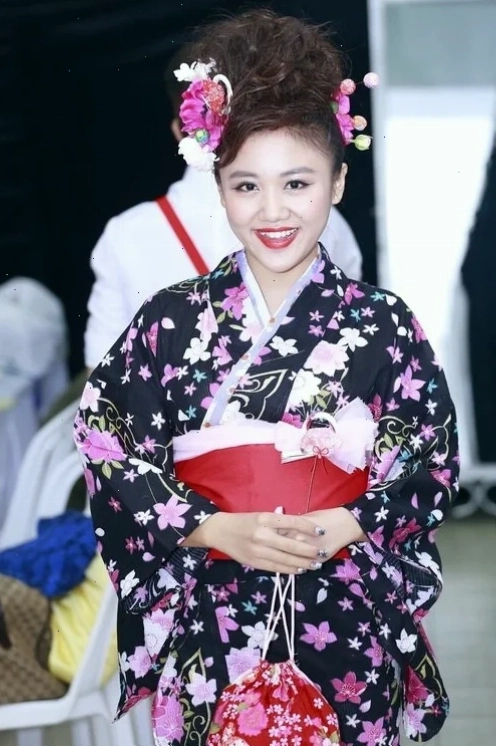 Họa tiết hoa tinh tế cô gái nhật bản mặc kimono họa tiết hoa