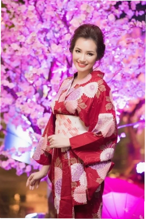 Kimono và hạnh phúc cô gái nhật bản mặc kimono nở nụ cười