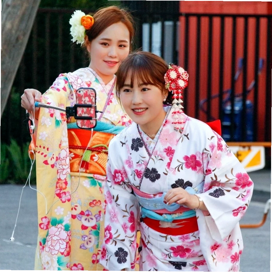 Kimono giữa thiên nhiên cô gái nhật bản mặc kimono trong rừng