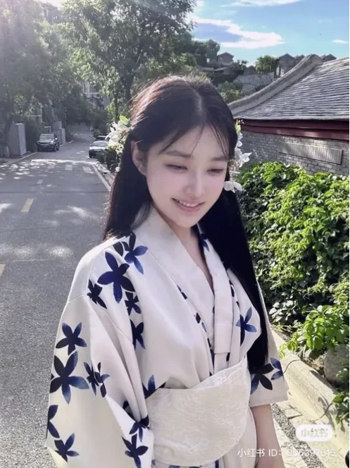 Kimono và quạt cầm tay cô gái nhật bản mặc kimono và quạt