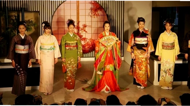 Kimono và nghệ thuật cô gái nhật bản mặc kimono vẽ tranh