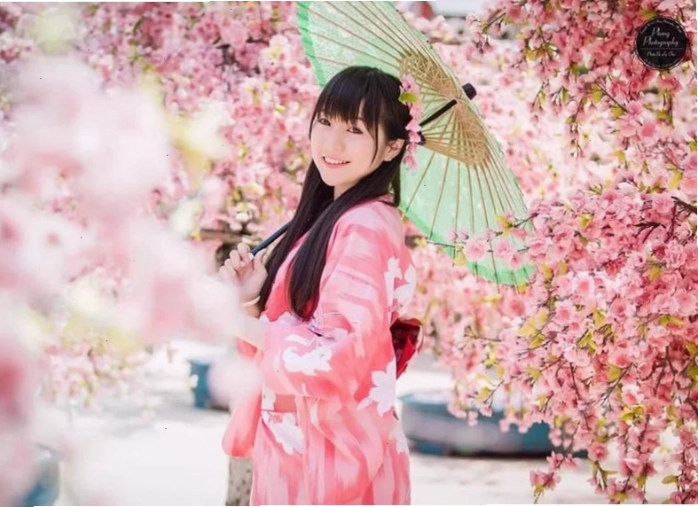 Kimono mùa lễ hội cô gái nhật bản mặc kimono xem pháo hoa