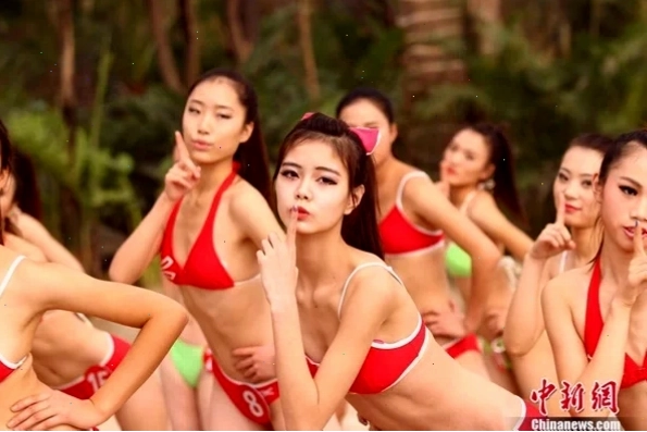 Cô gái hoàng hôn Cô gái quay đầu bên lan can của gái trung sexy