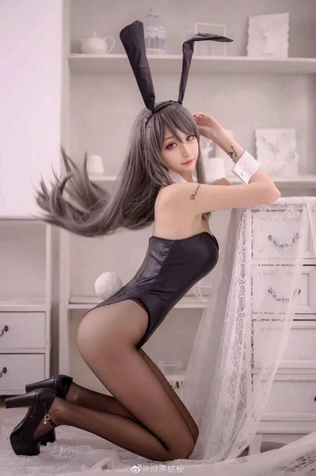 Cô gái tạo dáng cùng phụ kiện tai thỏ đáng yêu