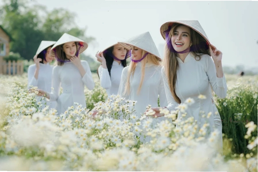 Cô gái tây mặc áo dài cùng nón lá