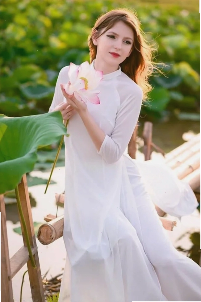 Cô gái tây mặc áo dài đi dạo phố