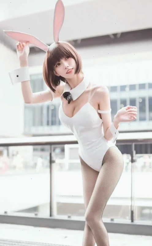 Cô gái thỏ trắng chụp ảnh