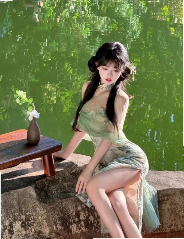 Cô gái bãi biển Cô gái tóc đen cười nhẹ tại bãi biển của gái trung sexy
