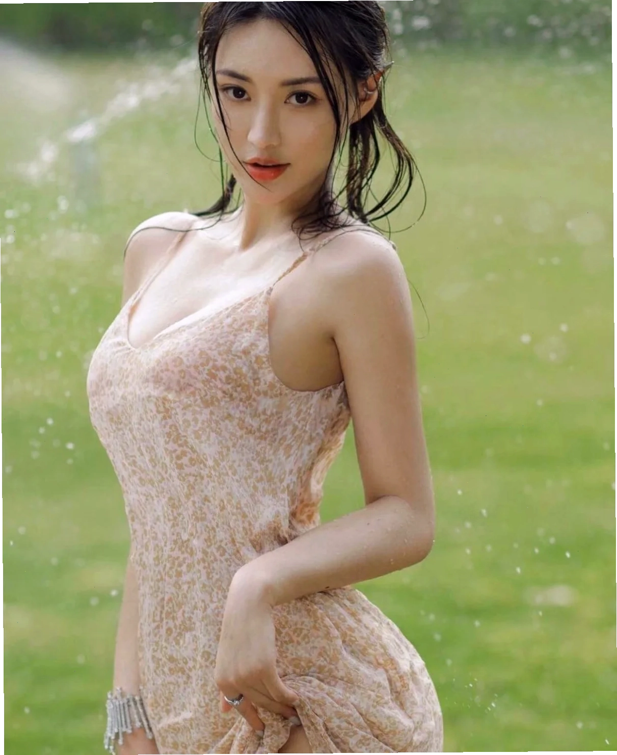 Cô gái quyển sổ Cô gái tóc nâu chống cằm bên quyển sổ của gái trung sexy
