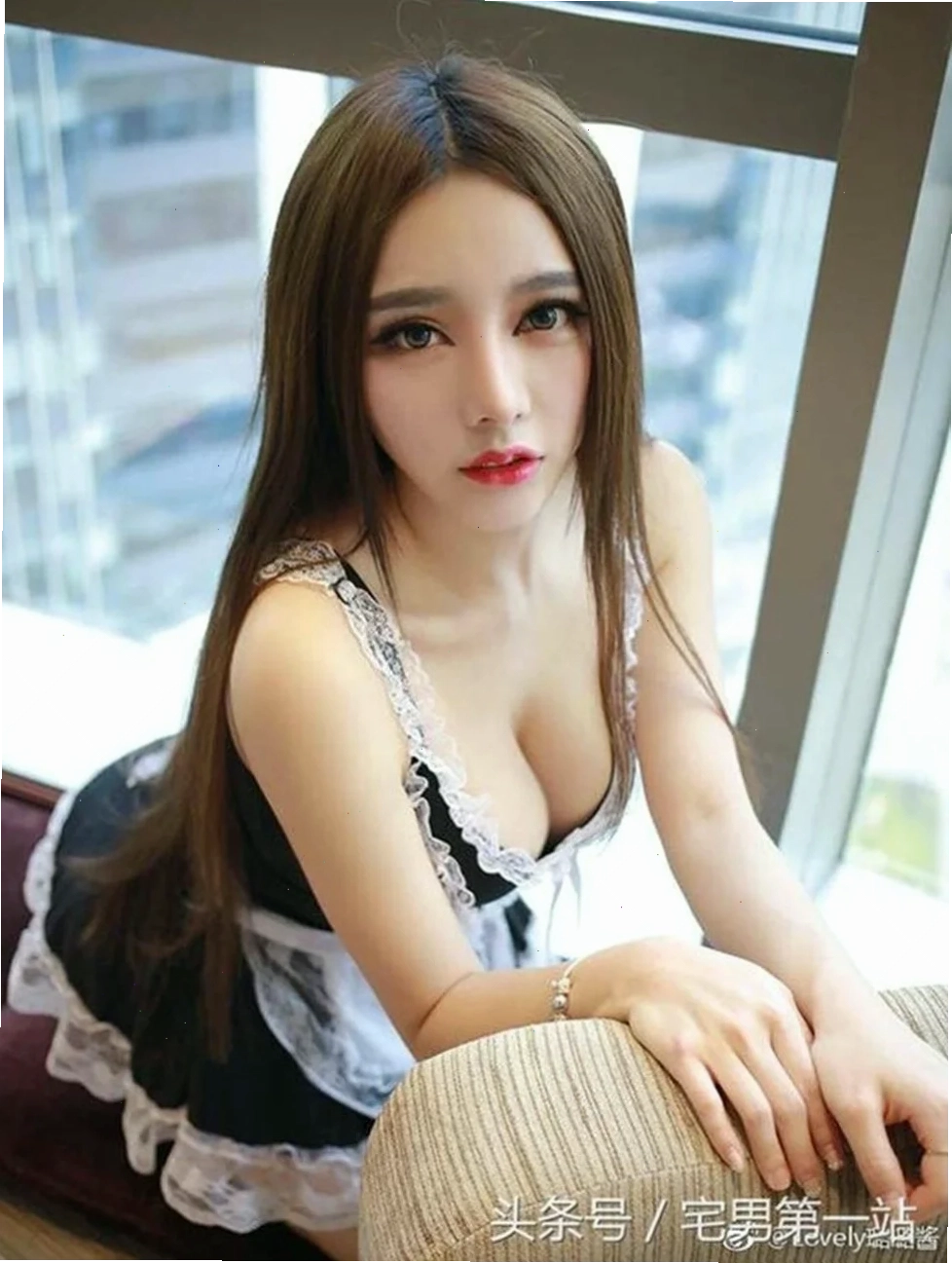 Cô gái tự tin với áo hở ngực