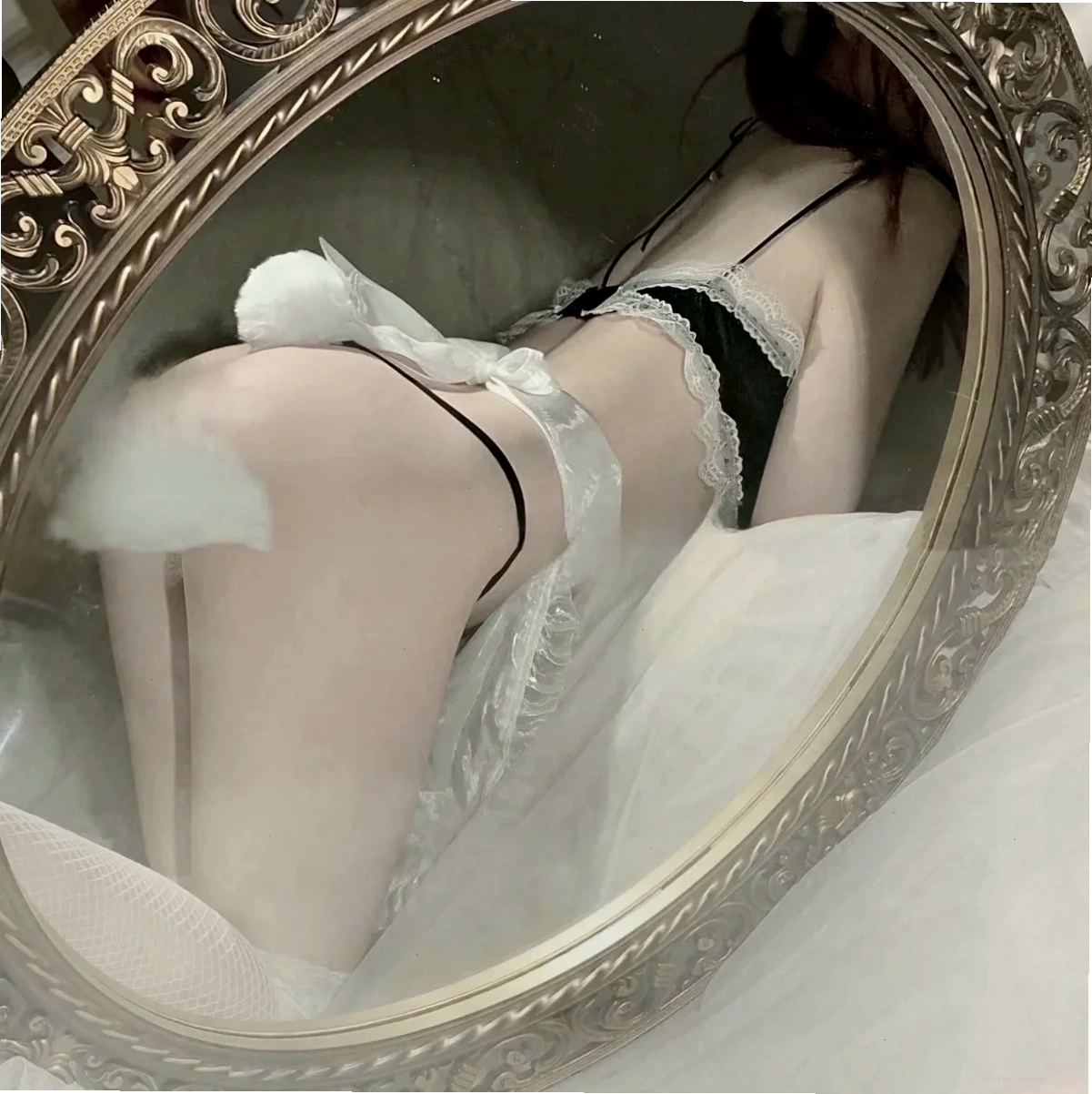 Cô gái tươi cười với đồ thỏ