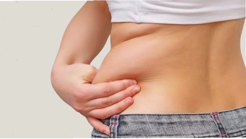 Cô gái uống nước ép