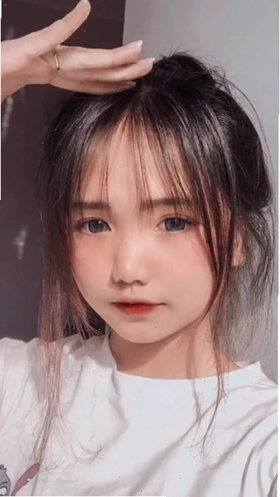 Cô gái váy nơ đỏ