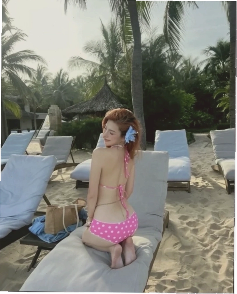 Cô gái với ảnh gái xinh mặc bikini hồng cực xinh