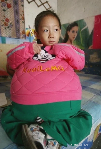 Cô gái vui vẻ đi dạo
