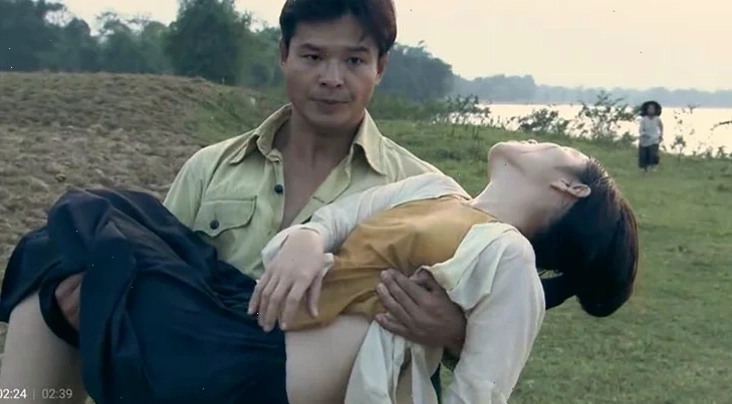 Cô gái xinh đẹp tạo dáng đầy nghệ thuật khi là gái ko mặc nội y