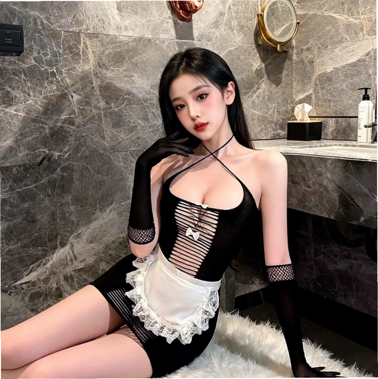cô hầu gái sexy canh giữ cô hầu gái sexy đứng gần cửa