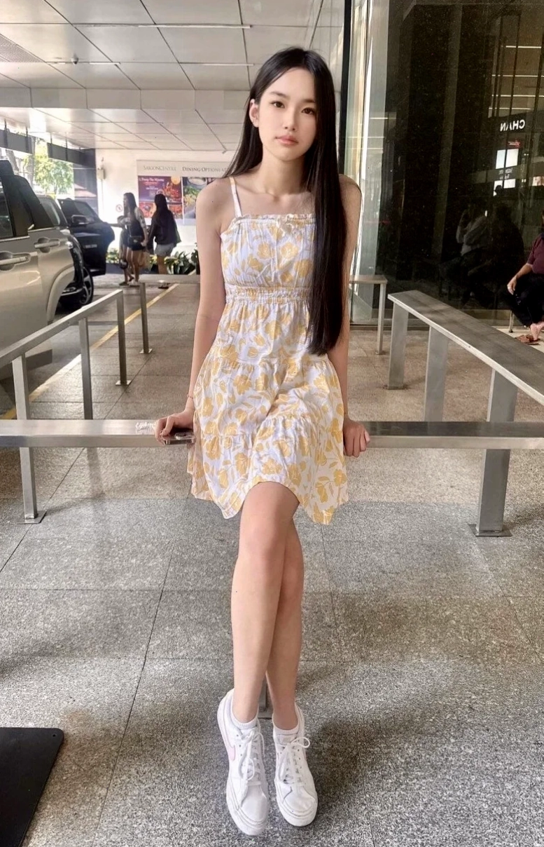 con gái ăn mặc giản dị cùng mẹ