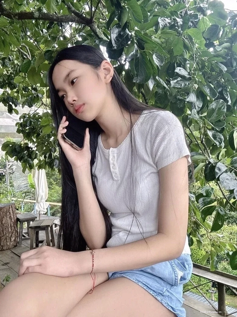 con gái ăn mặc giản dị đi chơi