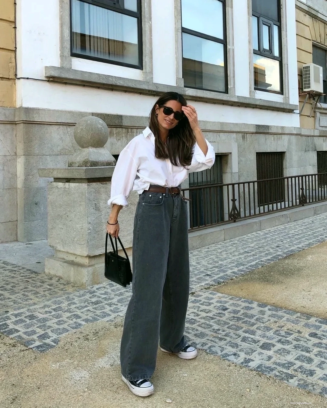 con gái ăn mặc giản dị đi dạo