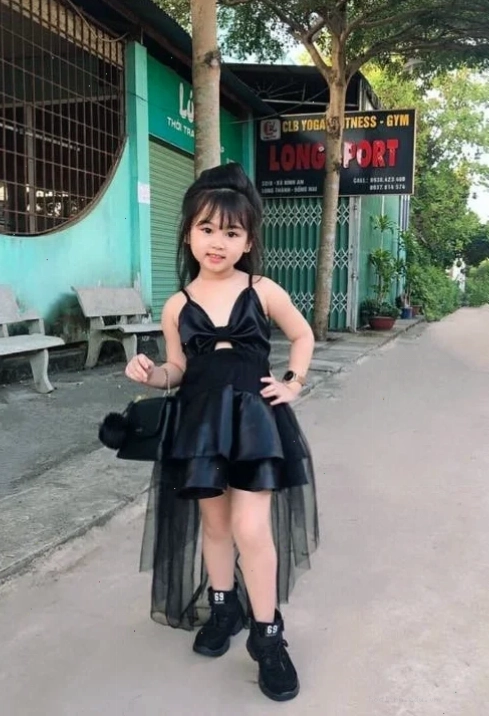 con gái ăn mặc giản dị đi du lịch