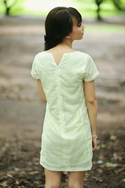 con gái ăn mặc giản dị đón tết
