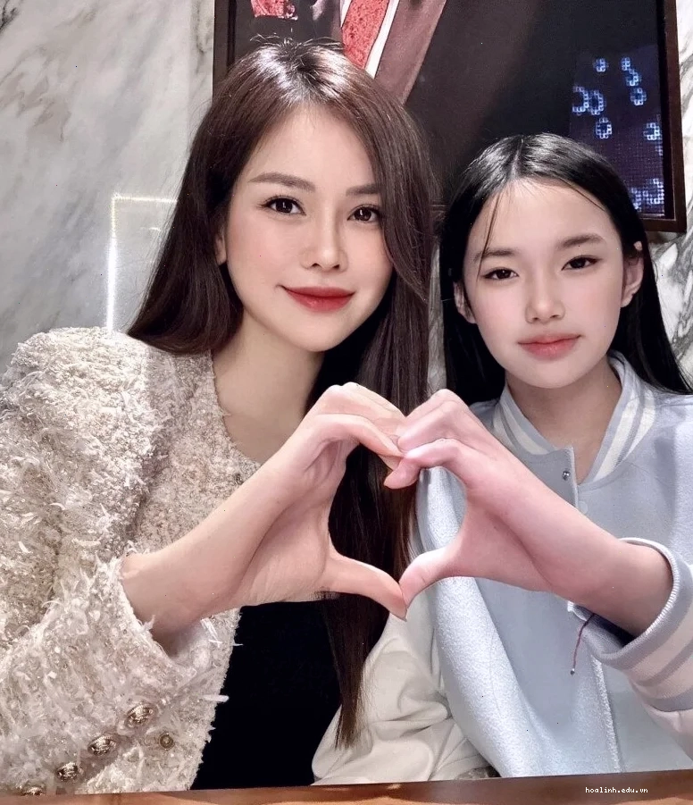 con gái ăn mặc giản dị mua sắm
