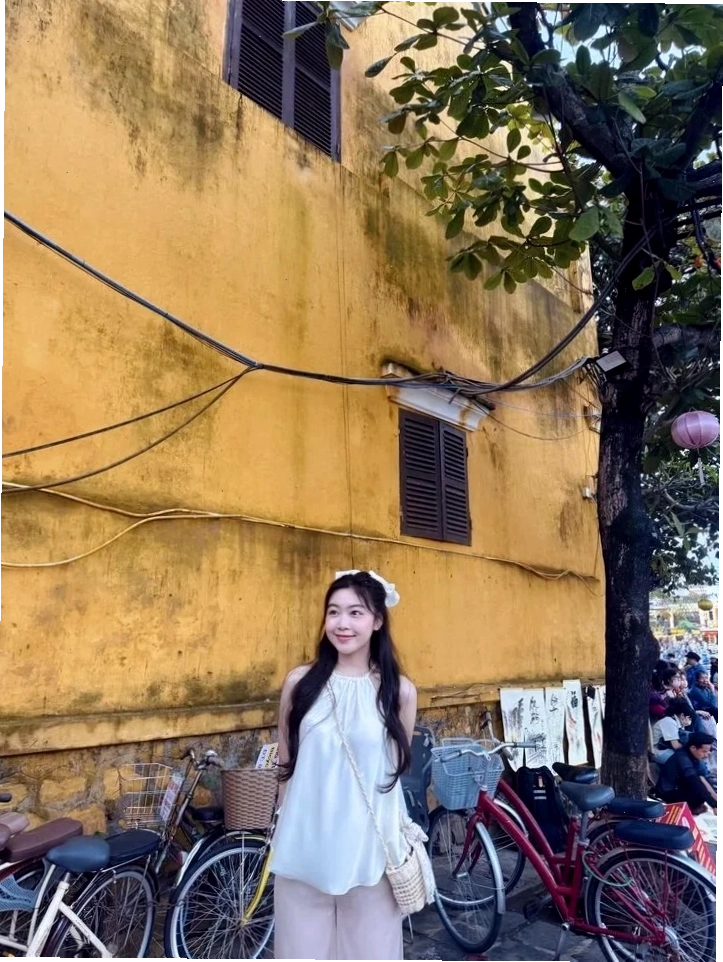 con gái ăn mặc giản dị nghe nhạc