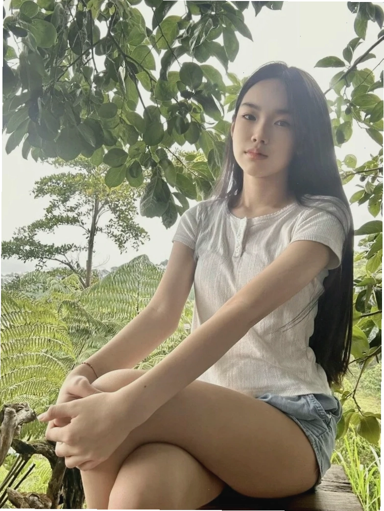 con gái ăn mặc giản dị tại nhà