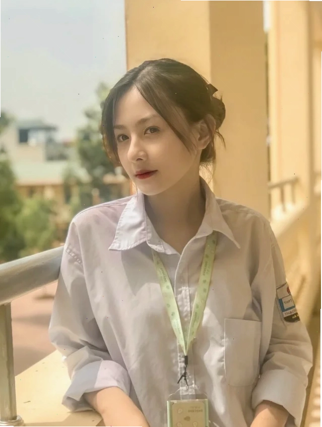 con gái ăn mặc giản dị tham gia việc nhà