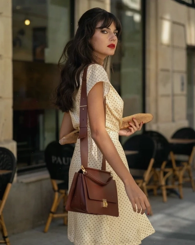 con gái ăn mặc giản dị trên mạng xã hội