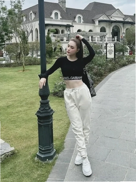 con gái ăn mặc giản dị trong studio