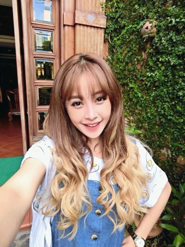 con gái ăn mặc giản dị với máy tính
