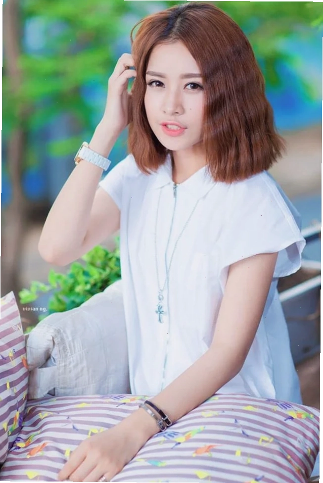 con gái ăn mặc giản dị xem sách
