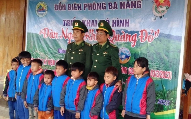 con gái ăn mặc giống con trai trên phố