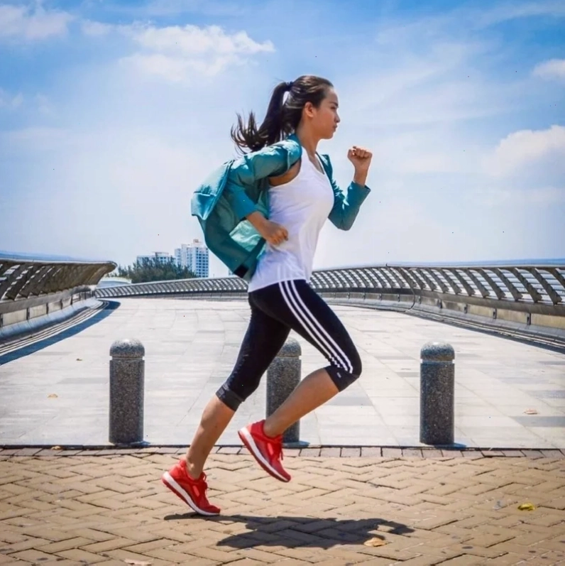 con gái chạy bộ có to chân không