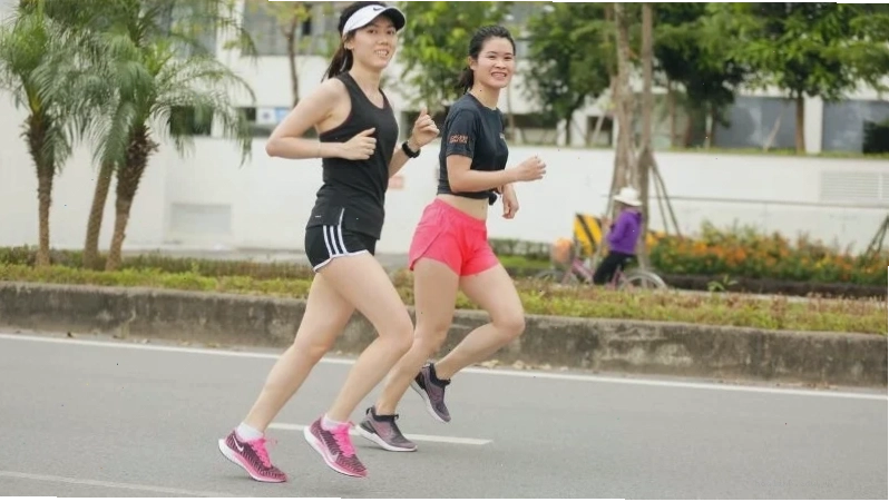 con gái chạy bộ có to chân không