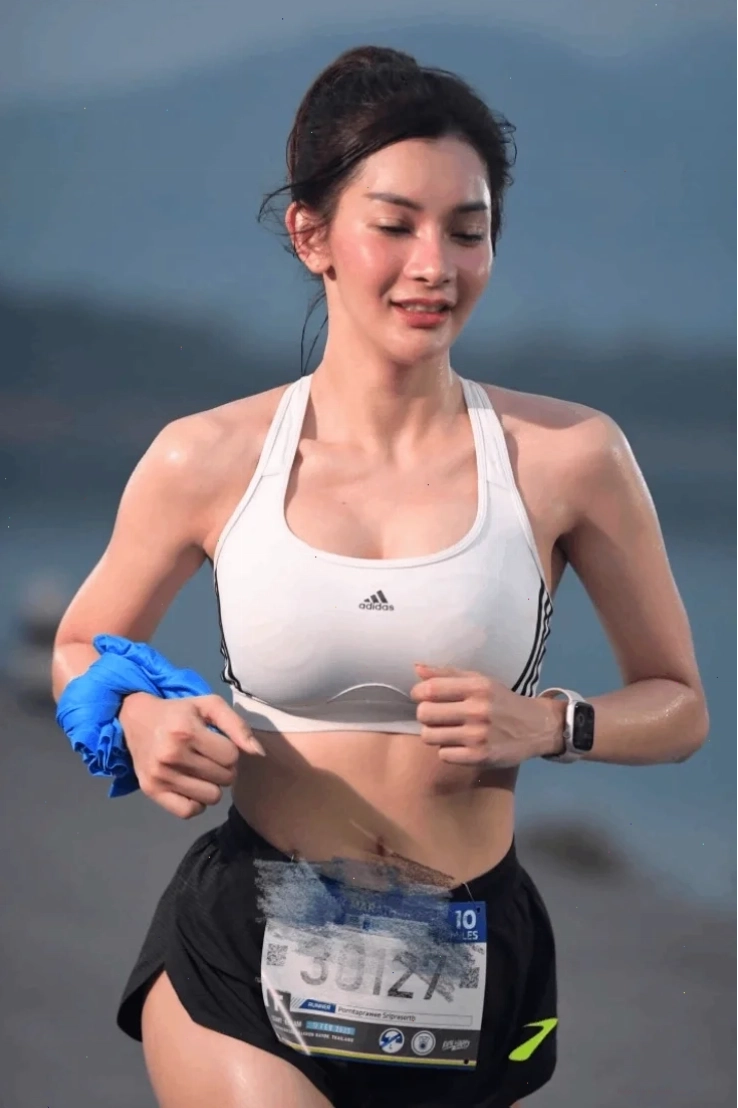 con gái chạy bộ có to chân không
