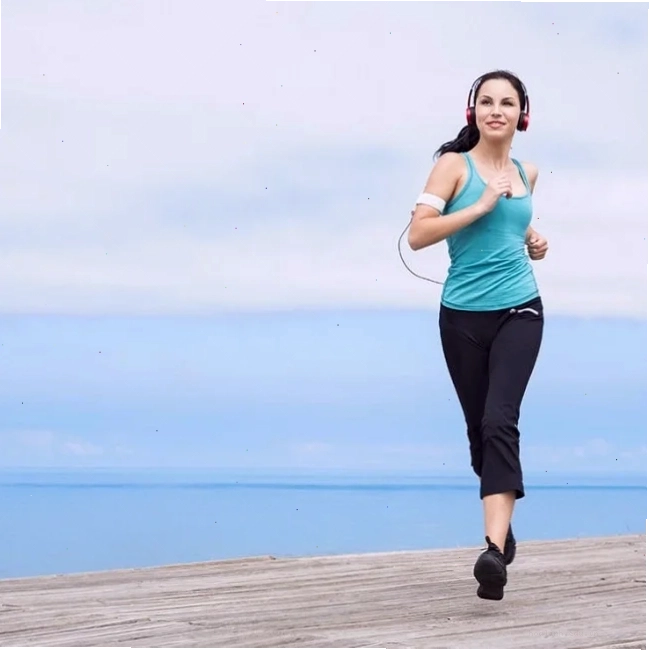 con gái chạy bộ có to chân không