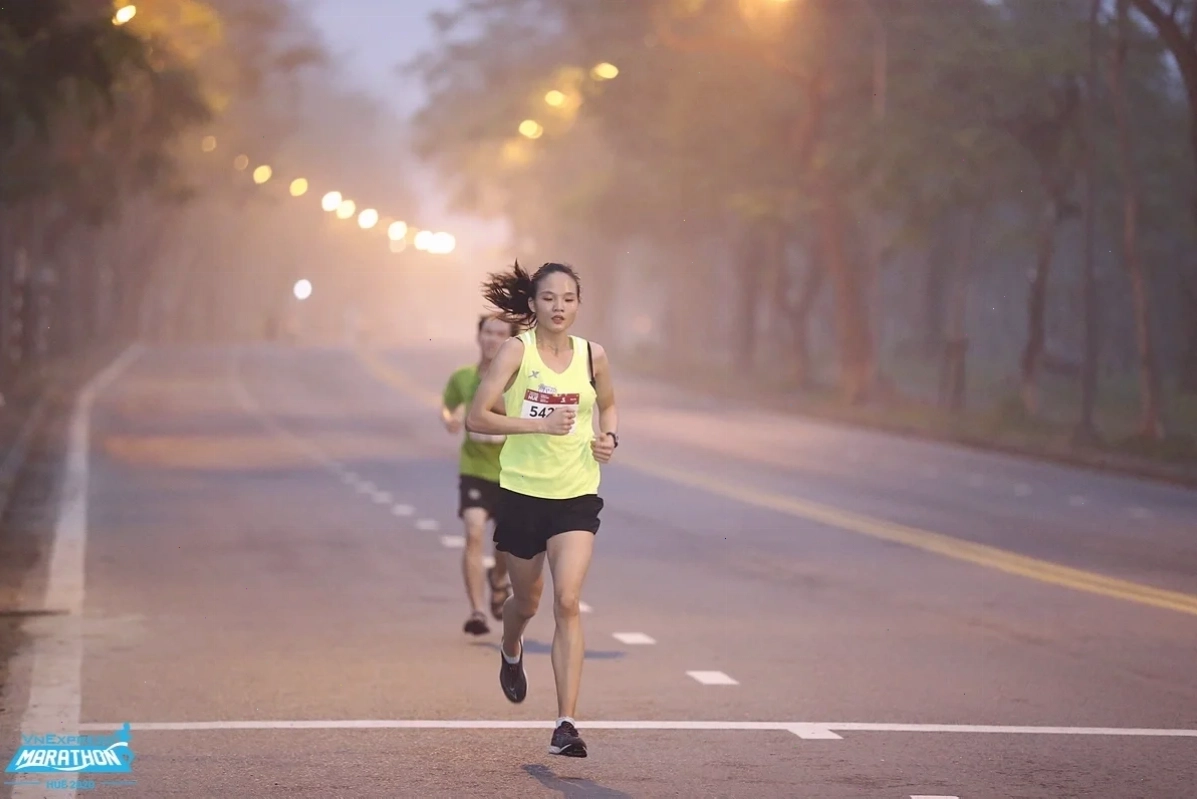 con gái chạy bộ có to chân không