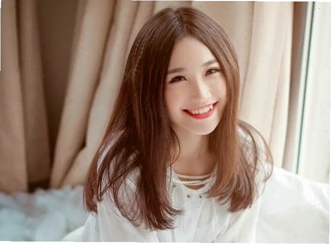 con gái có răng cửa to cười rạng rỡ