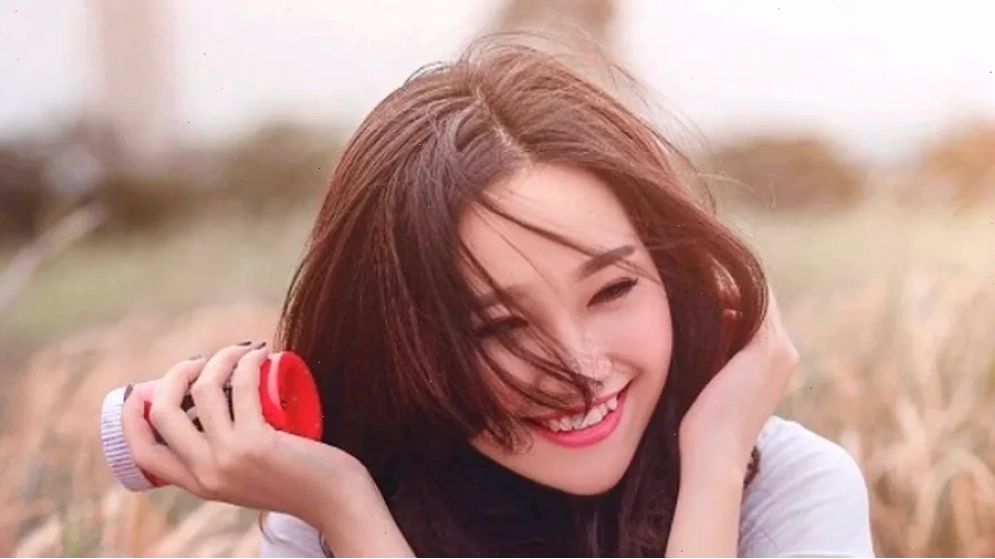 con gái có răng cửa to nổi bật
