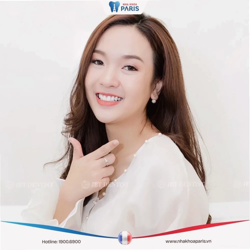 con gái có răng cửa to trong khung hình