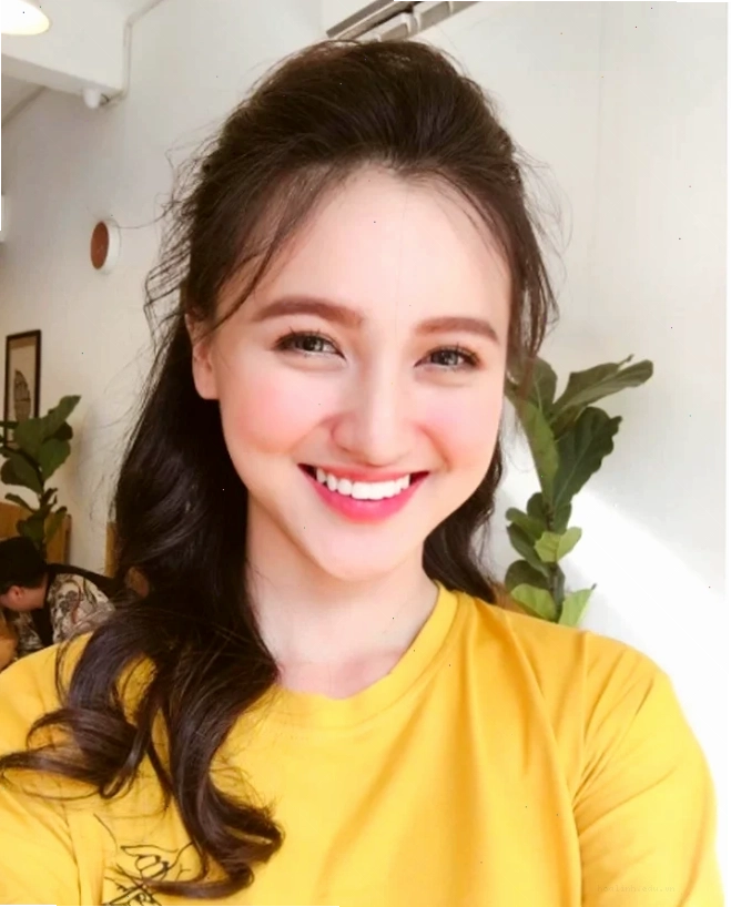 con gái cười đỏ mặt đáng yêu