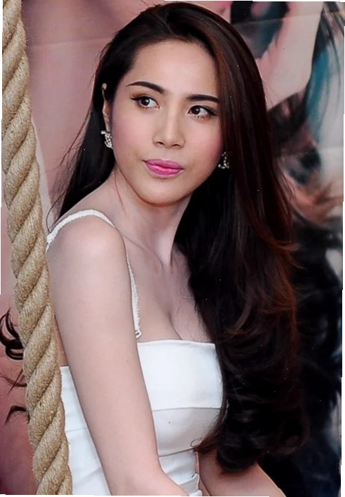con gái cười đỏ mặt dịu dàng