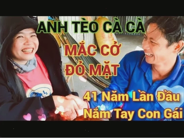 con gái cười đỏ mặt dưới nắng