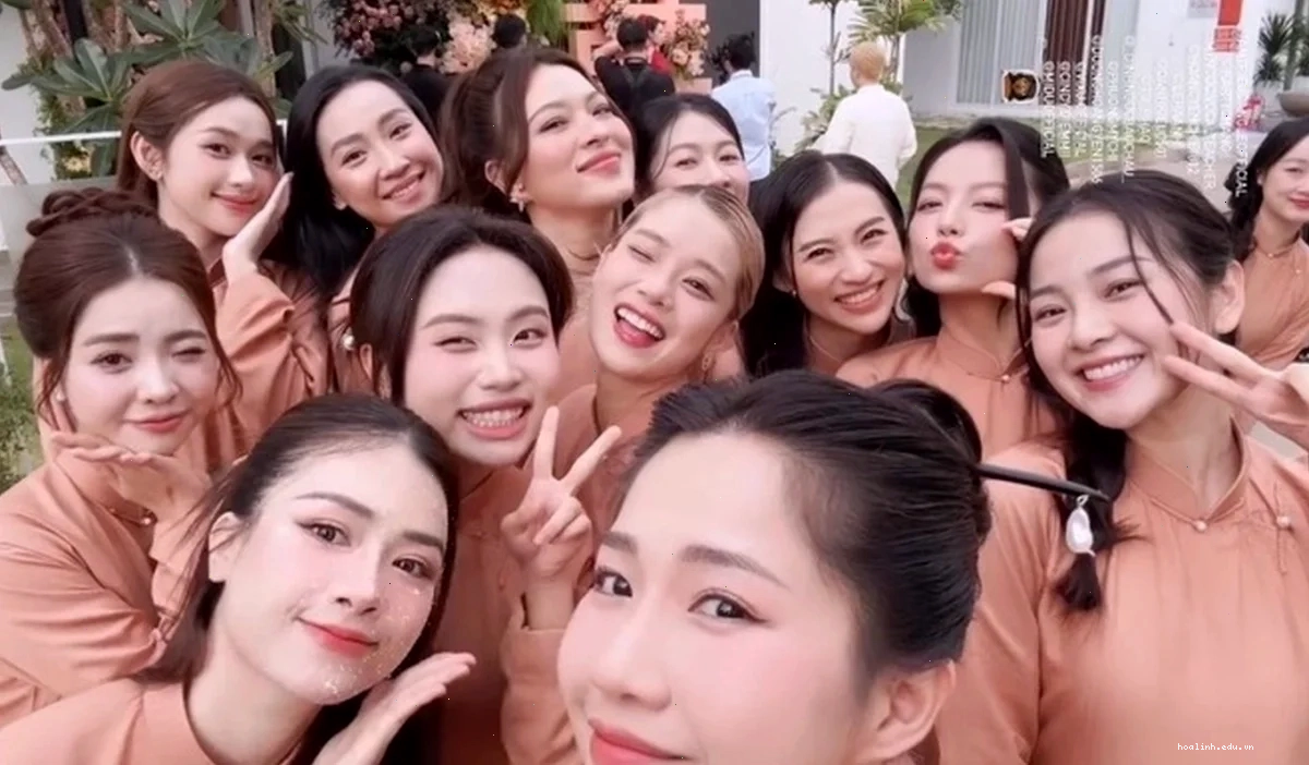 con gái cười đỏ mặt duyên dáng