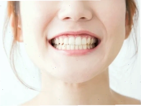 con gái cười đỏ mặt e ấp