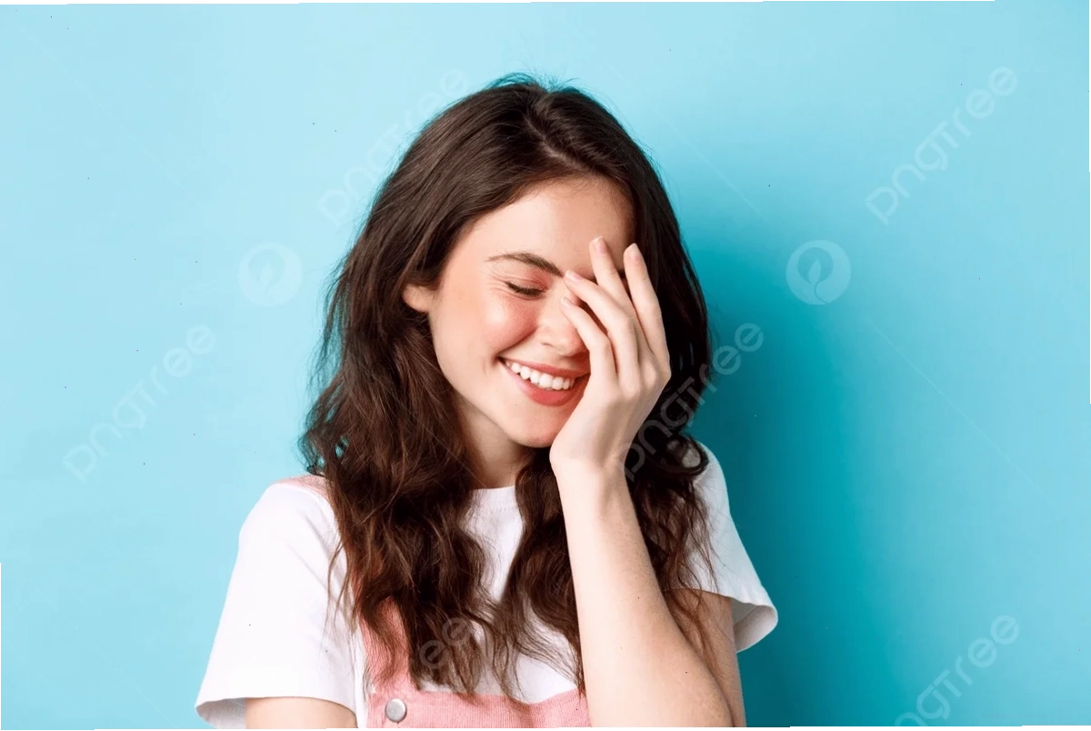 con gái cười đỏ mặt ngại ngùng