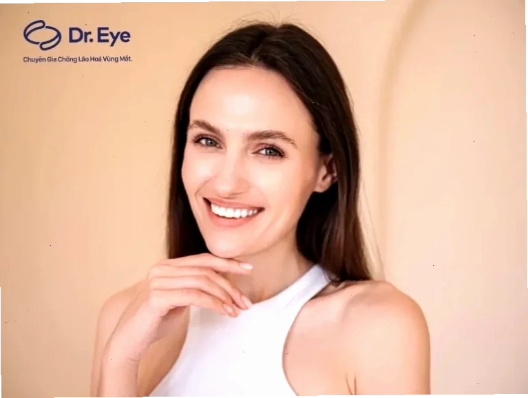 con gái cười đỏ mặt ngượng ngùng